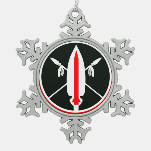 Frohe Weihnacht-Lanzen-Rakete Schneeflocken Zinn-Ornament (Vorderseite)