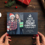 Frohe Weihnachten 3 Fotos graue Familienferienkart<br><div class="desc">Moderne Urlaubskarte,  die mit einem Ihrer beliebten Weihnachtsportraits auf der Vorderseite personalisiert werden kann,  neben einer hübschen,  weißen Schriftzeichen,  die auf einem schlichten dunkelgrauen Hintergrund "Wir wünschen Ihnen frohe Weihnachten" steht. Auf der Rückseite der Karte können Sie zwei weitere Fotos und Ihre persönliche Grußbotschaft hochladen.</div>