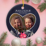 Frohe Weihnachten an Oma Herz Foto niedlich Keramik Ornament<br><div class="desc">Die saisonale Aquarellbär-Blume mit Heiligen Beeren und rosa Poinsettia über einem dunkelblauen Chalkboard-Hintergrund um Mitternacht,  was ein wunderschönes Sake-Ornament für Großeltern und Großeltern macht.             Persönlich mit Ihrem Foto in Herzform und mit Ihrem Namen / Text!              Es kann ein durchdacht Weihnachtsgeschenk für Ihre Lieben machen.</div>