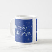 Frohe Weihnachten auf Blau mit Schneeflocken Kaffeetasse (Vorderseite Links)