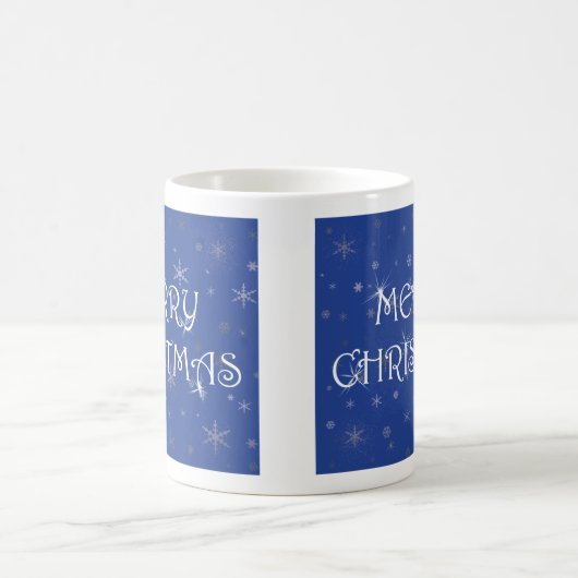 Frohe Weihnachten auf Blau mit Schneeflocken Kaffeetasse (Mittel)