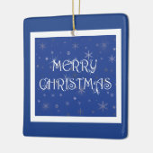 Frohe Weihnachten auf Blau mit Schneeflocken Keramikornament (Links)