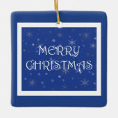 Frohe Weihnachten auf Blau mit Schneeflocken Keramikornament (Vorderseite)