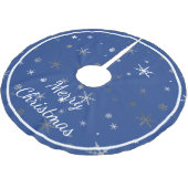 Frohe Weihnachten auf Blau mit Schneeflocken Polyester Weihnachtsbaumdecke (Schrägansicht)
