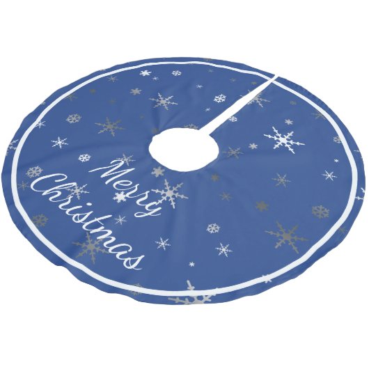 Frohe Weihnachten auf Blau mit Schneeflocken Polyester Weihnachtsbaumdecke (Schrägansicht)