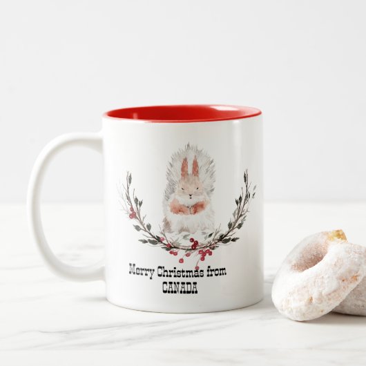 Frohe Weihnachten aus Kanada Eichhörnchen Zweifarbige Tasse (Mit Donut)