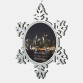 Frohe Weihnachten aus New York City Schneeflocken Zinn-Ornament (Rechts)