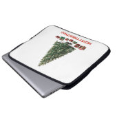 Frohe Weihnachten. Baum (Design 1) mit Geschenken Laptopschutzhülle (Vorne Knopf)