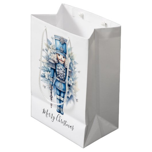 Frohe Weihnachten Blue Nutcracker Mittlere Geschenktüte (Vorderseite Schrägansicht)