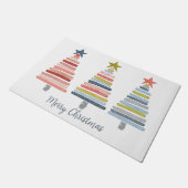 Frohe Weihnachten bunt gestapelte Bäume Fußmatte (Schrägansicht)