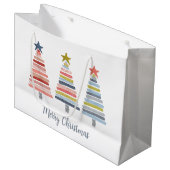 Frohe Weihnachten bunt gestapelte Bäume Große Geschenktüte (Vorderseite Schrägansicht)