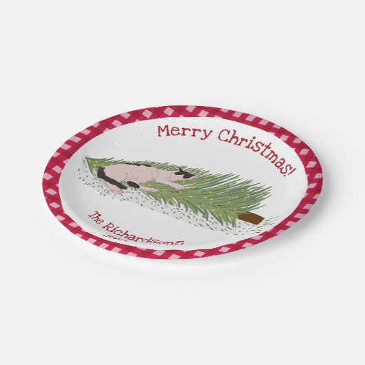 Frohe Weihnachten! Cat vs Tree Red Gingham Pappteller (Schrägansicht)