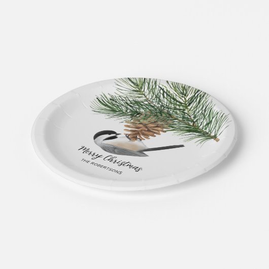 Frohe Weihnachten Chickadee auf Pinecone Pappteller (Schrägansicht)