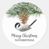 Frohe Weihnachten Chickadee auf Pinecone Runder Aufkleber (Vorderseite)