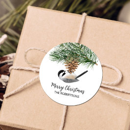 Frohe Weihnachten Chickadee auf Pinecone Runder Aufkleber