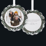 Frohe Weihnachten Dusty Winter Greenery Foto Wreat<br><div class="desc">Mit der Wreath Ornament Card aus dem Foto "Dusty Winter Greenery" können Sie in der Urlaubssaison mit Stil und festlicher Eleganz klingeln. Diese bezaubernde Karte erfasst das Wunder des Winters mit seinem zarten Eukalyptus im Winter und dem immergrünen botanischen Grün, mit Beeren geschmückt, die zu einem natürlichen Kranz zusammengesetzt sind....</div>
