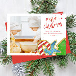 Frohe Weihnachten ein Foto farbenfrohe Cookies<br><div class="desc">Dieses Design verfügt über eine Weihnachts-Cookie-Foto-Karte. Dieses Design mit einem niedlichen Foto,  Aquarellkekse Leckerei Design,  eine einfache bunt,  rot und grün,  ein minimalistisches Pinselskript,  Kalligraphie Typografie,  festliche Backen,  rustikale whimsical,  ein Urlaub Fotokarten</div>