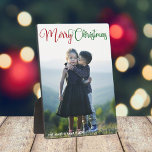 Frohe Weihnachten Elegant Red Green Script Foto Fotoplatte<br><div class="desc">Elegante frohe Weihnachts-Foto-Plakette mit wunderschönen kursiven Typografie in rot und grün. Dieses moderne Familienfotografiegengeschenk mit prächtiger Schrift und Ihrem Namen in Weiß über dem kompletten Blutbild.</div>