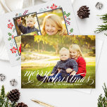 Frohe Weihnachten Elegant White Script Foto Collag<br><div class="desc">Die klassische Urlaubskarte im Waldlandstil bietet ein zweiseitiges Design mit vier (4) Fotos, "Frohe Weihnachten"-Overlay mit Sondertexten und Illustrationen zu Weihnachtsliedern, Heiligen Blätter, Beeren, Poinsettias, Kiefernästen und Akornen, die die Fotos auf der Kartenrückseite umrahmen. Der Hintergrund hat einen subtilen hellgrauen Strick strukturiert Aussehen. Das Design umfasst die Farben Rot, Bordeaux,...</div>