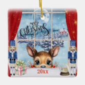 Frohe Weihnachten - Fawn Peeking Through Window Keramikornament (Vorderseite)