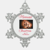 Frohe Weihnachten fügen Familienname Foto rot einf Schneeflocken Zinn-Ornament (Vorderseite)