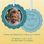 Frohe Weihnachten fügen Foto Familienname blau Ornament Karte<br><div class="desc">Personalisieren Sie diese "Frohe Weihnachtskarte" mit einem Foto auf der Vorderseite und Ihrem Familiennamen auf der Rückseite. Es ist mit einem bequemen Band zum Aufhängen versehen,  sodass sie einfach zu zeigen und zu genießen sind. Blau und weiß.</div>