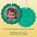 Frohe Weihnachten fügen Foto Familienname grün Ornament Karte<br><div class="desc">Personalisieren Sie diese "Frohe Weihnachtskarte" mit einem Foto auf der Vorderseite und Ihrem Familiennamen auf der Rückseite. Es ist mit einem bequemen Band zum Aufhängen versehen,  sodass sie einfach zu zeigen und zu genießen sind. Grün und Weiß.</div>