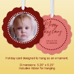 Frohe Weihnachten fügen Foto Familienname rot Ornament Karte<br><div class="desc">Personalisieren Sie diese "Frohe Weihnachtskarte" mit einem Foto auf der Vorderseite und Ihrem Familiennamen auf der Rückseite. Es ist mit einem bequemen Band zum Aufhängen versehen,  sodass sie einfach zu zeigen und zu genießen sind. Rot und Weiß.</div>