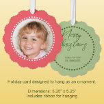 Frohe Weihnachten fügen Foto Familiennamen pink Ornament Karte<br><div class="desc">Personalisieren Sie diese "Frohe Weihnachtskarte" mit einem Foto auf der Vorderseite und Ihrem Familiennamen auf der Rückseite. Es ist mit einem bequemen Band zum Aufhängen versehen,  sodass sie einfach zu zeigen und zu genießen sind. Rosa und grün.</div>