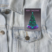 Frohe Weihnachten. Geschmückter Baum mit Geschenke Button (Insitu)