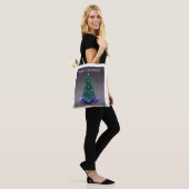 Frohe Weihnachten. Geschmückter Baum mit Geschenke Tasche (Am Model)