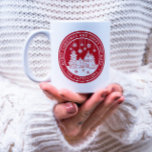 Frohe Weihnachten glückliche Ferien Winter Persona Kaffeetasse<br><div class="desc">Frohe Weihnachten glückliche Ferien Winter Personalisierter Name Kaffee Tee Tasse bietet den Text "Frohe Weihnachten und glückliche Feiertage" in modernen weißen Drehbuch auf einem roten Hintergrund und personalisiert mit Ihrem Namen rund um eine Zuhause mit Weihnachtsbäumen und Schneeflocken. Ideal für Weihnachtsgeschenke und Gastgeschenke. Entworfen von ©Evco Studio www.zazzle.com/store/evcostudio</div>