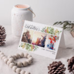 Frohe Weihnachten Gold Winter Botanisches Foto Hol<br><div class="desc">Suchen Sie eine einzigartige Urlaubskarte, die sich wirklich auszeichnet? Karo unsere frohe Weihnachts Gold Winter Greenery Botanisches Foto Urlaubskarte! Diese wunderschöne Karte zeigt drei Ihrer Lieblings-Fotos, umgeben von festlichen roten und grünen Wintermotiven. Die moderne Kalligraphie rundet das Aussehen ab und macht diese eine Urlaubskarte, die Sie bestimmt beeindrucken wird. Die...</div>