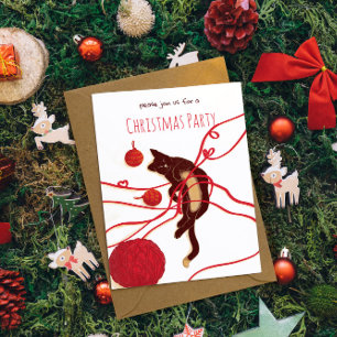Frohe Weihnachten Katze - Spielende Katze mit rote Einladung