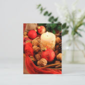 Frohe Weihnachten. Kerze mit Walnüssen. Feiertagspostkarte (Stehend Vorderseite)