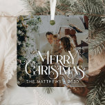 Frohe Weihnachten Minimalistisch Spaß Typografie F Ornament Aus Metall<br><div class="desc">Feiern Sie die Saison mit einer Touch der Eleganz mit dem Merry Christmas Minimalistisch Fun Typografy Foto Metal Ornament. Dieses schlichte und schlichte Dekor mit handgeschriebenen Schriften und einer stilvollen Weihnachtsvilla aus dem 19. Jahrhundert eignet sich perfekt für Gäste, die eine minimalistische Urlaubsatmosphäre schätzen. Sein leichtes und bruchsicheres Metallmaterial macht...</div>