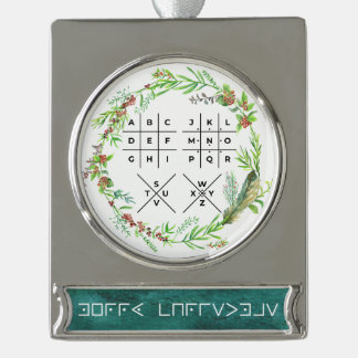 "Frohe Weihnachten" mit dem Pigpen Cipher codiert Banner-Ornament Silber