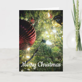 Frohe Weihnachten mit Ornamenten und Bäumen