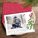 Frohe Weihnachten Modern Simple Mistletoe One Foto<br><div class="desc">Fröhlicher Mistletoe mit weißen Beeren, die in einem roten Band befestigt sind, schmiedet über einer Tür und wartet auf die Unterlegenen. Ein schönes und einfaches Design, das ein einfaches und klassisches Weihnachtselement darstellt. Ein wunderschönes Design für jeden Anlass. Dieses Design zeichnet sich durch seine elegante Weihnachts-elegante moderne, niedliche familienminimalistische Typografie,...</div>