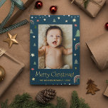 Frohe Weihnachten Moderne Scandi Blue Custom Foto Folien Feiertagskarte<br><div class="desc">Zeigen Sie ein unvergessliches Foto, indem Sie das Bild auf dieser modernen Weihnachtskarte, dunkelblauen Hintergrund mit Skandinavier Illustrationskunst von Kiefer, Sternen und Regenbogen anpassen. Die Goldfolie verbessert das Aussehen dieser Karte. Schicken Sie in dieser Saison eine spezielle Karte mit Ihrem Familiennamen und dem Jahr. Verteilen Sie Liebe und Wärme mit...</div>