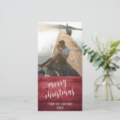Frohe Weihnachten Moderne Skript Red Rustic Wood (Stehend Vorderseite)