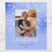 Frohe Weihnachten Modernes Snowy Winter Blue Foto Weinetikett (Einzelnes Label)