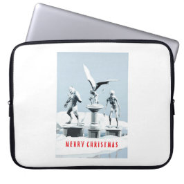 Frohe Weihnachten. Monster-Eisskulpturen Laptopschutzhülle