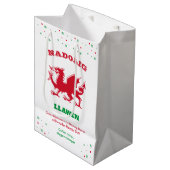 Frohe Weihnachten Nadolig Llawen Red Welsh Dragon Mittlere Geschenktüte (Vorderseite Schrägansicht)