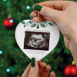Frohe Weihnachten Oma Schwangerschaft Ultrasound F Keramik Ornament<br><div class="desc">Es ist immer eine gute Zeit, diese aufregende Nachricht mit Ihren nächsten und lieben zu teilen. Perfekte Geschenkidee für die Oma mit Ultraschall Foto. Passen Sie diese einmalige Anzeige an, fügen Sie Ihre Daten hinzu und ließ jedem, der über diese Neuigkeiten Bescheid weiß. Gutes Geschenk für neue Eltern und Babyduschen....</div>