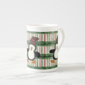 Frohe Weihnachten, Pinguin Stripe Porzellantasse (Vorderseite Rechts)