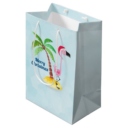 Frohe Weihnachten Pink Flamingo in Weihnachtsmannm Mittlere Geschenktüte (Vorderseite Schrägansicht)