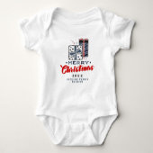 Frohe Weihnachten präsentiert Custom Text Red Blue Baby Strampler (Vorderseite)