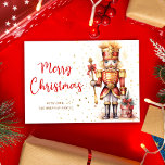 Frohe Weihnachten Red Gold Nutcracker<br><div class="desc">Mit dieser stilvollen und eleganten Merry Christmas Red Gold Nutcracker Urlaubskarte können Sie festliche Urlaubsstimmung versprechen! Die atemberaubende Aquarellkarte vereint den Charme traditioneller Weihnachtsthemen mit einer botanischen Drehung. Der in Rot und Gold gekleidete, ikonische Nusscracker verleiht der Touch Nostalgie, während die lebhaften Farben und der goldene Glitzer-Staub Ihren Feiertagsgruben ein...</div>