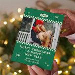 Frohe Weihnachten Retro Green Foto Personalisiert<br><div class="desc">Frohe Weihnachten Retro Green Foto Personalisiert Familienname Moderne Weihnachtskarten mit dem Text "Frohe Weihnachten & Glück Neues Jahr" in der modernen Schrift Typografie ein Foto, das Sie am liebsten finden. Ideal für Weihnachten, um Freunde und Familie zu schicken. FOTO TIPP: Zentrieren Sie Ihre Fotos vor dem Hochladen nach Zazzle. Designed...</div>
